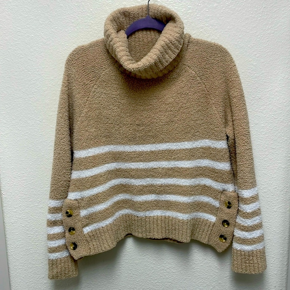 Harper Heritage Oversized Small Tan & White Turtle Neck Sweater